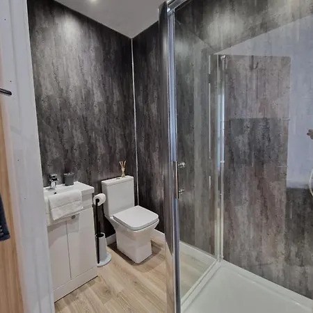 Flat 2, Modern Studio Apartment, Tynte Hotel, Mountain Ash Quakers Yard Exterior photo