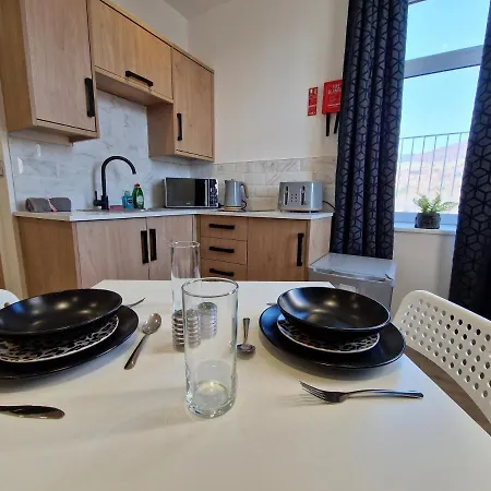 Flat 2, Modern Studio Apartment, Tynte Hotel, Mountain Ash Quakers Yard Exterior photo