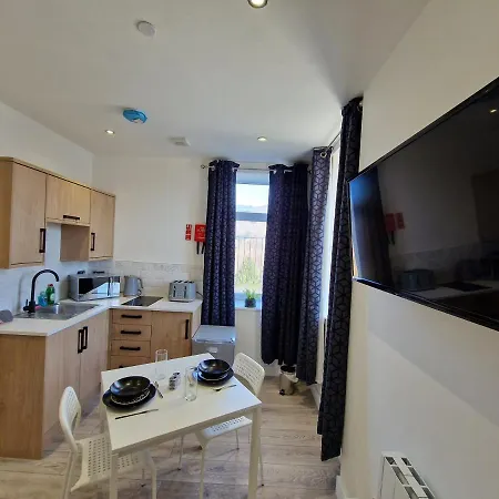 Flat 2, Modern Studio Apartment, Tynte Hotel, Mountain Ash Quakers Yard Exterior photo
