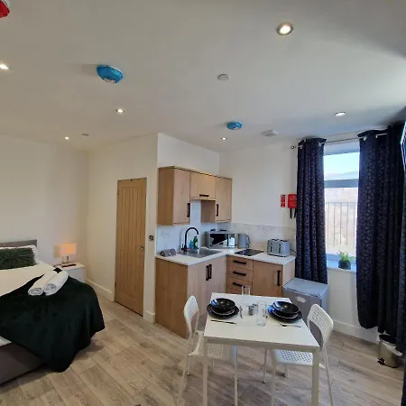 Flat 2, Modern Studio Apartment, Tynte Hotel, Mountain Ash Quakers Yard Exterior photo