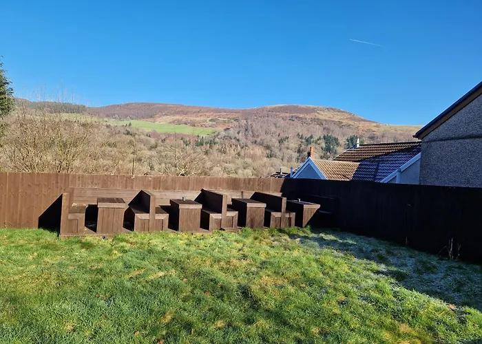 Flat 2, Modern Studio Apartment, Tynte Hotel, Mountain Ash