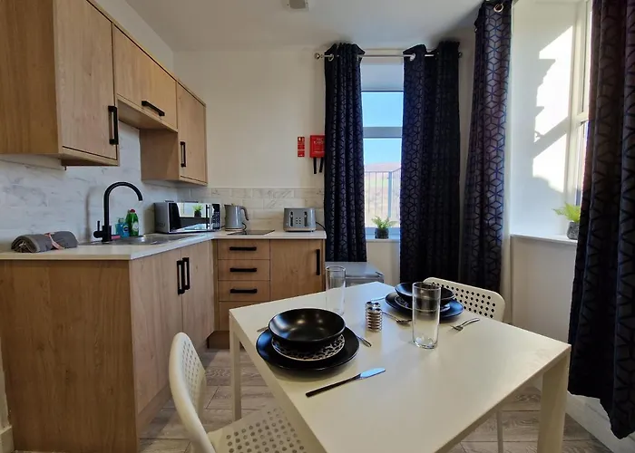 Flat 2, Modern Studio Apartment, Tynte Hotel, Mountain Ash